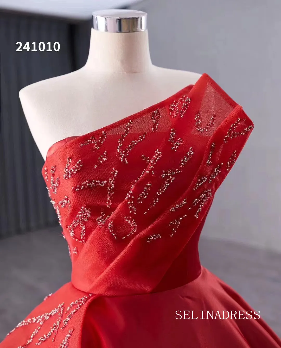 Red Beaded Satin Wedding Dress Strapless Ball Gown Quinceanera Dress 241010